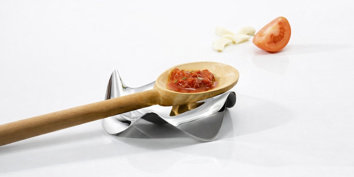 Repose-cuillère Alessi Blip en acier inoxydable poli miroir sur un plan de travail cuisine
