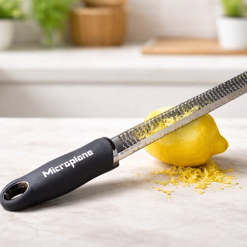 Râpe zesteur Microplane noire sur plan de travail en cuisine
