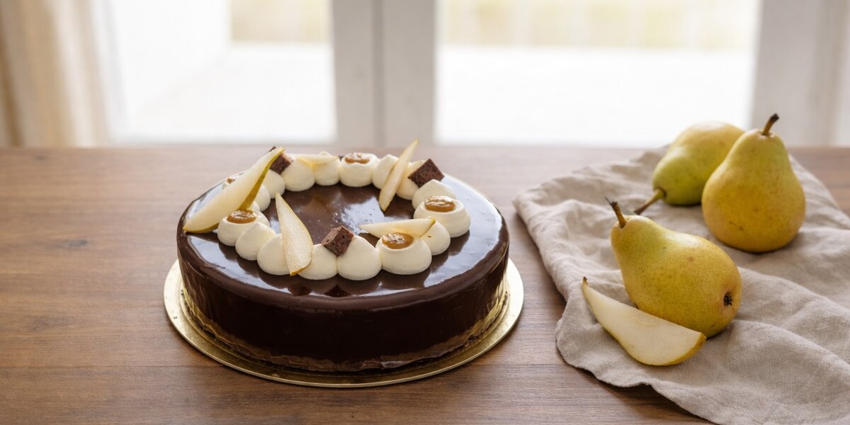 Entremet chocolat-poire avec glaçage miroir noir brillant sur un plateau