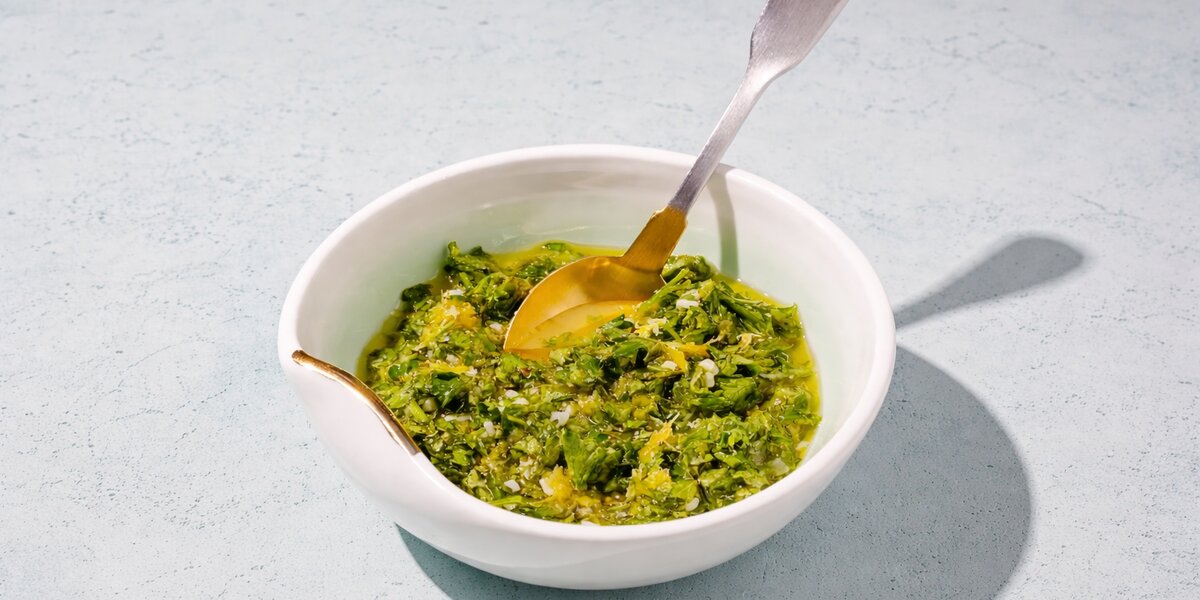 Sauce gremolata au persil et zeste de citron dans un bol
