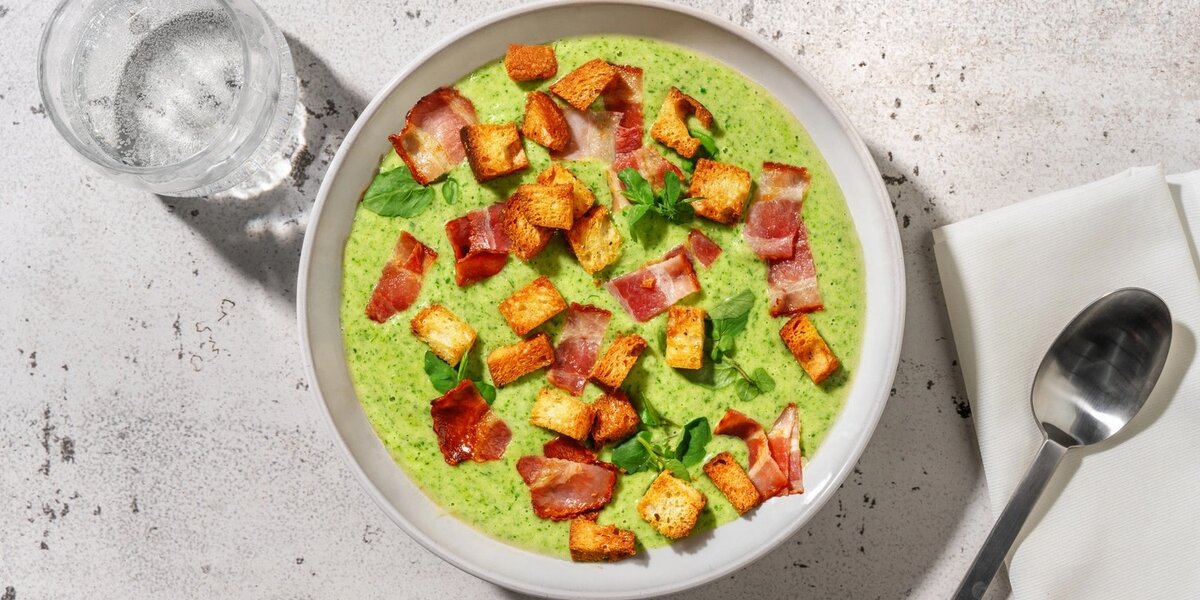 Velouté de cresson servi avec chips de bacon et croûtons dorés